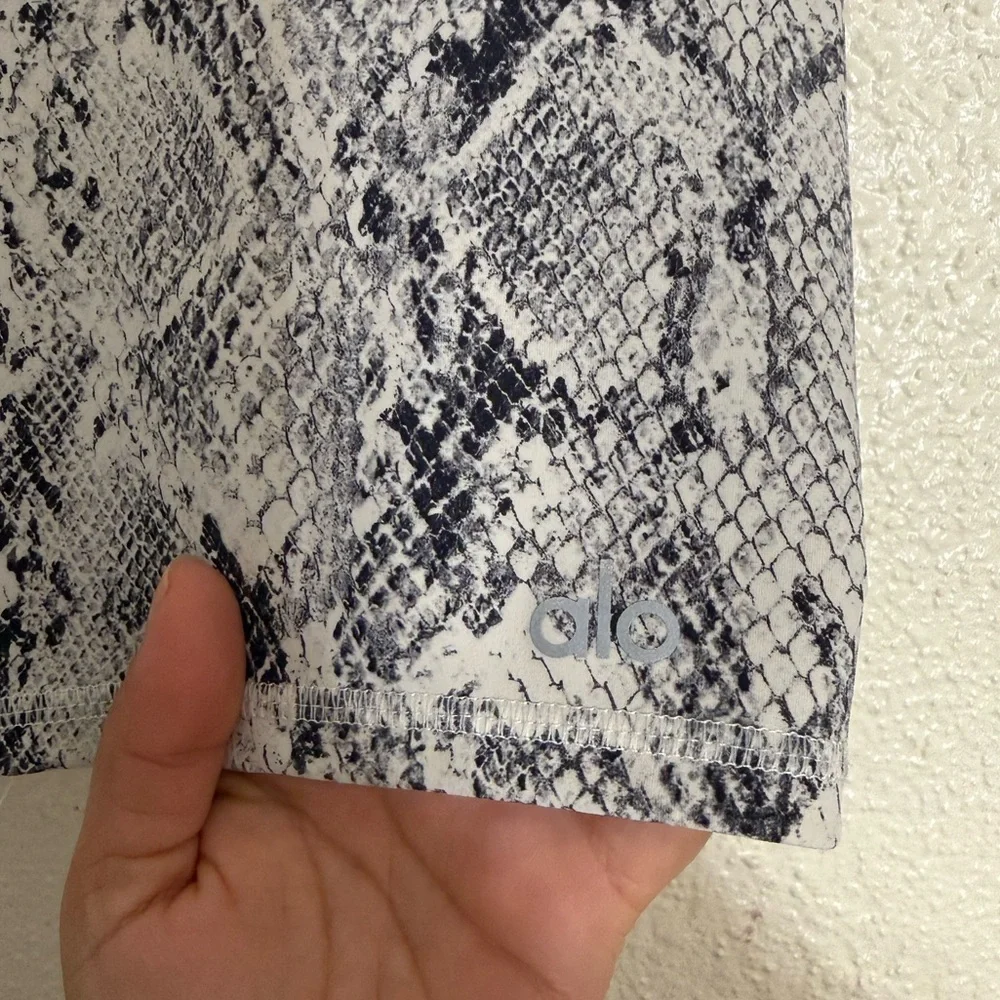 Alo Yoga High Waist Vapor Biker Shorts Python Snake Print Grey Size Small